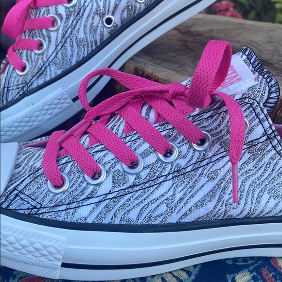 🦓 Glittery Silver Metallic Zebra Striped Converse - Picture 8 of 16